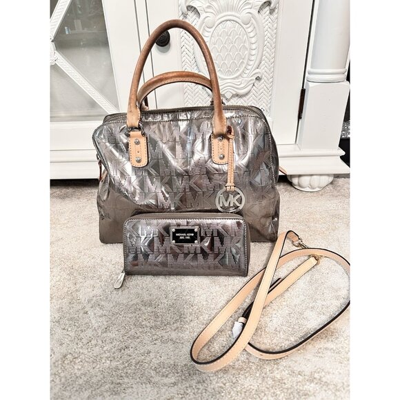 Michael Kors Signature Metallic Silver Nickel Embossed W/Matching MK Wallet - Picture 1 of 13